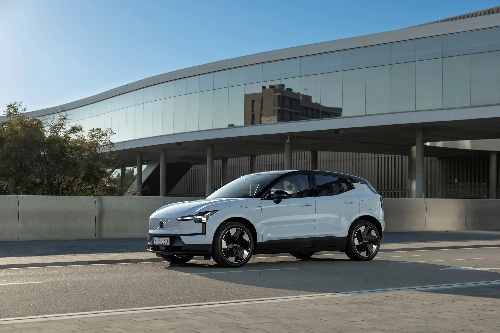 Giá xe Volvo tăng mạnh do thuế, người mua lãnh đủ