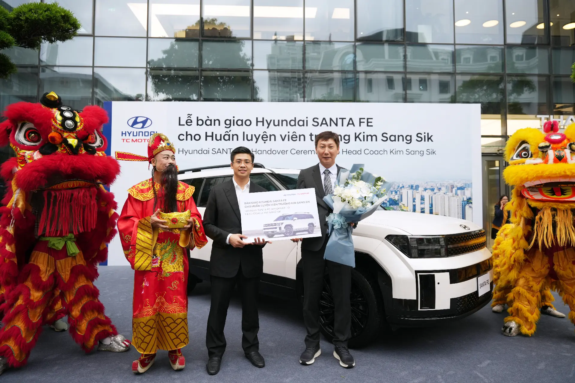 HLV Kim Sang-sik được tặng xe Hyundai Santa Fe