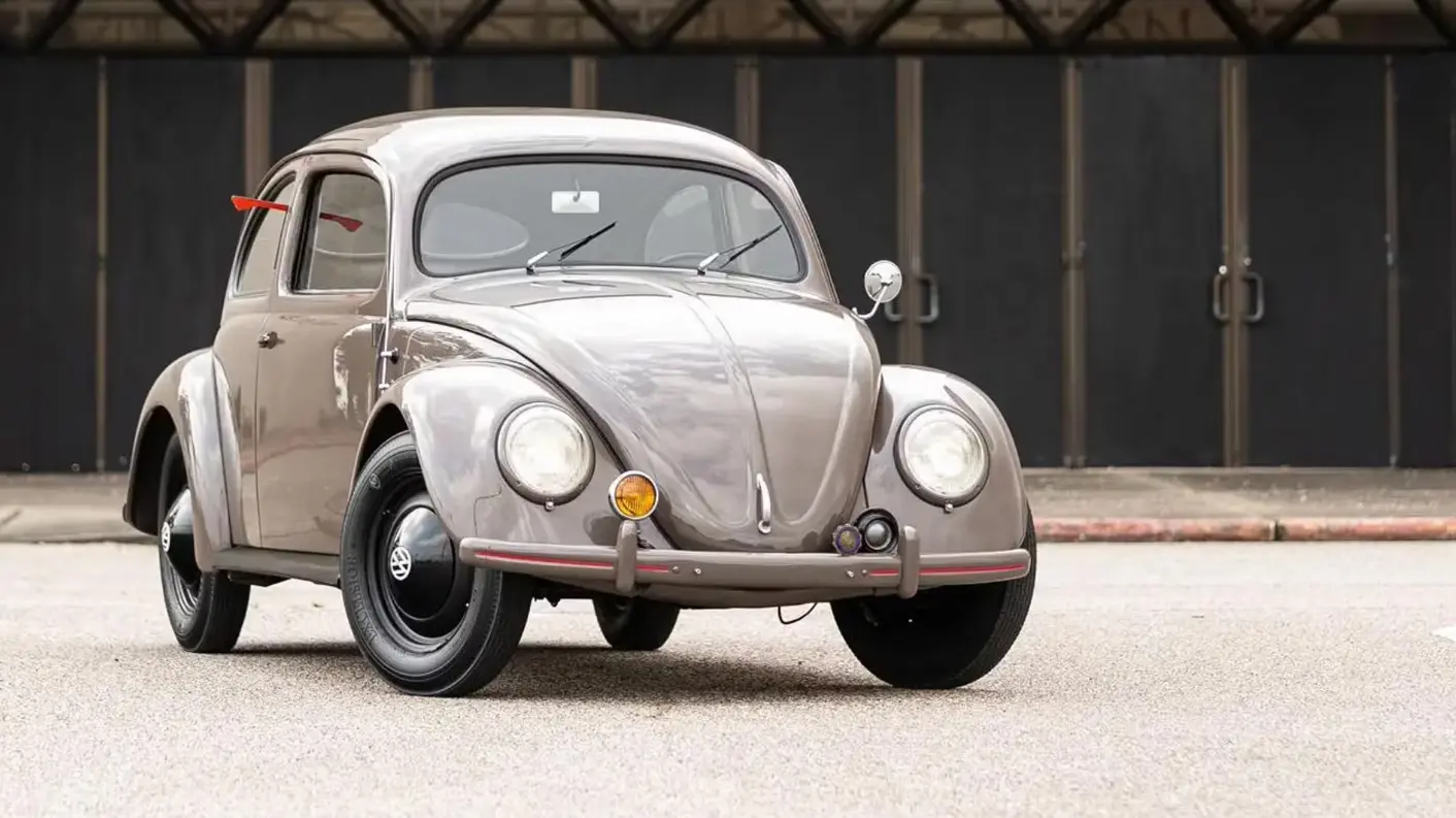 Xế cổ Volkswagen Beetle hơn 70 tuổi gây sốc khi bán giá 96.000 USD