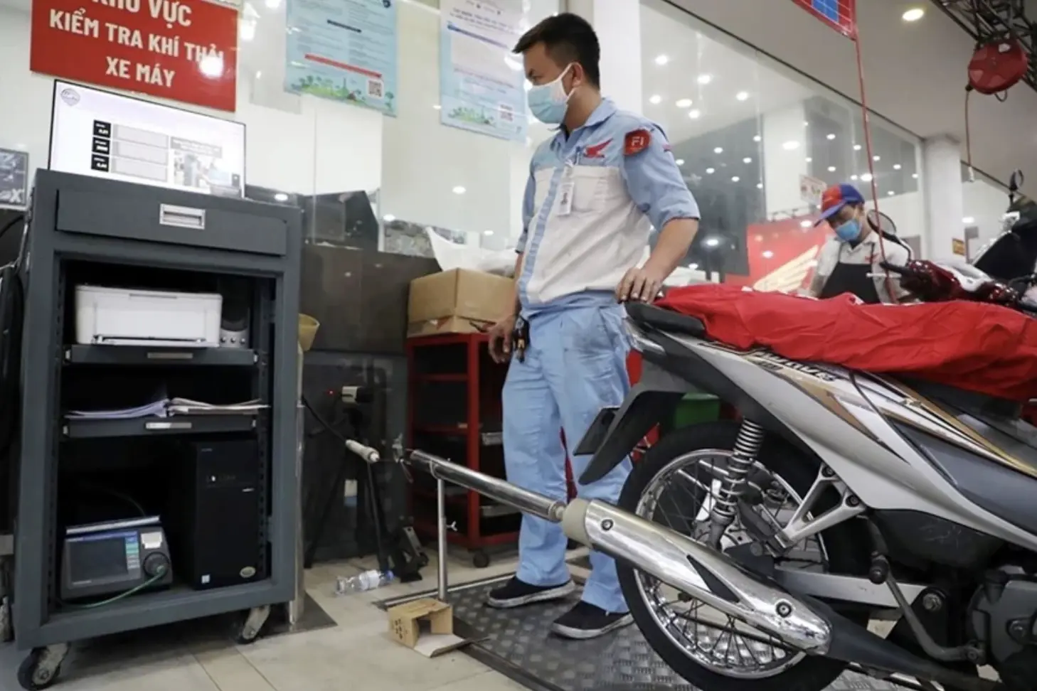 Đồng loạt kiểm định khí thải xe máy sẽ gây tắc nghẽn