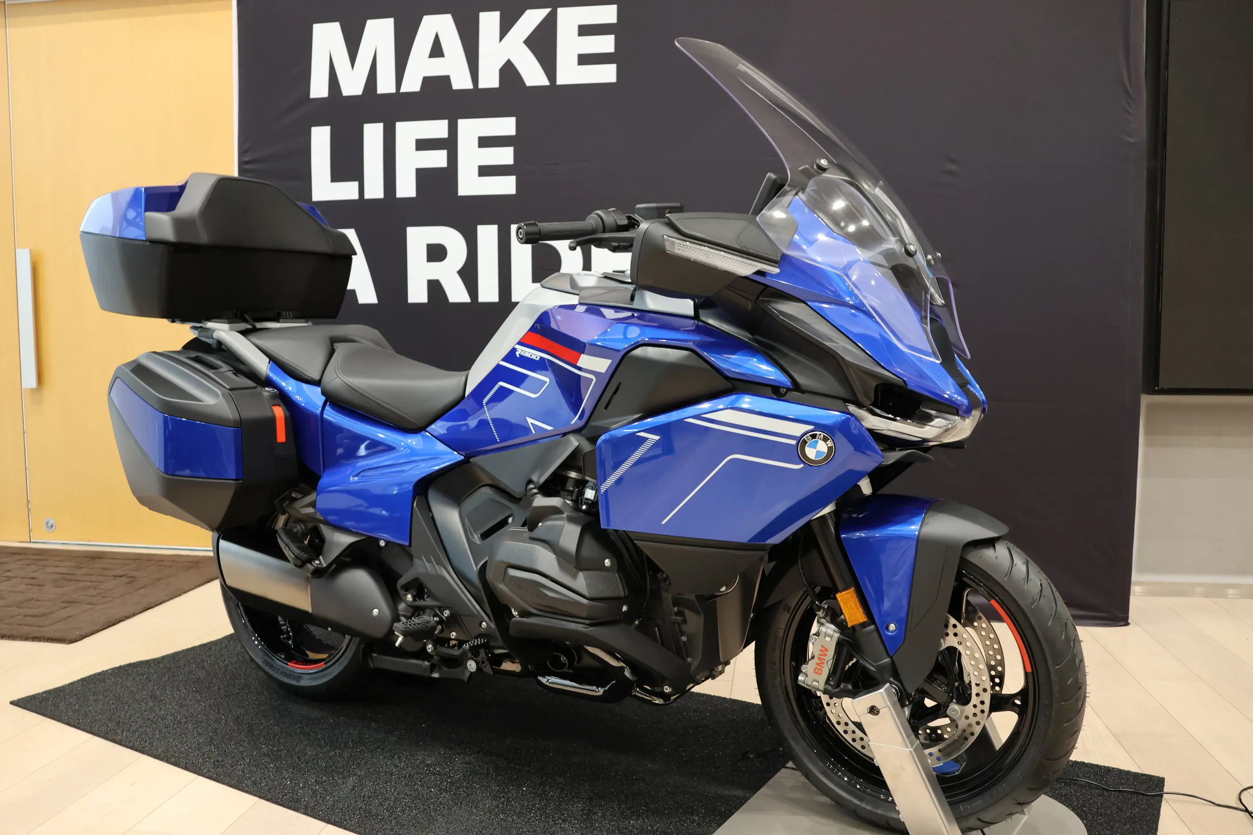 BMW R1300RT trình làng hàng loạt công nghệ tiên tiến