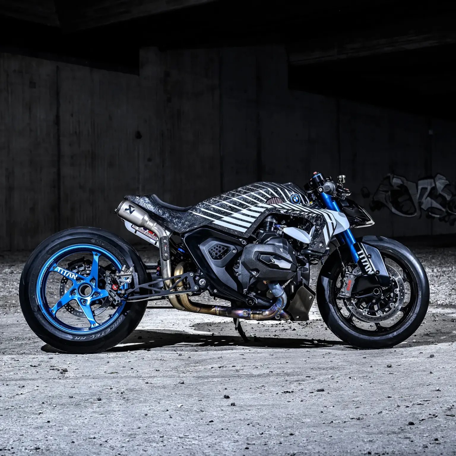 BMW ra mắt siêu mô tô độc đáo